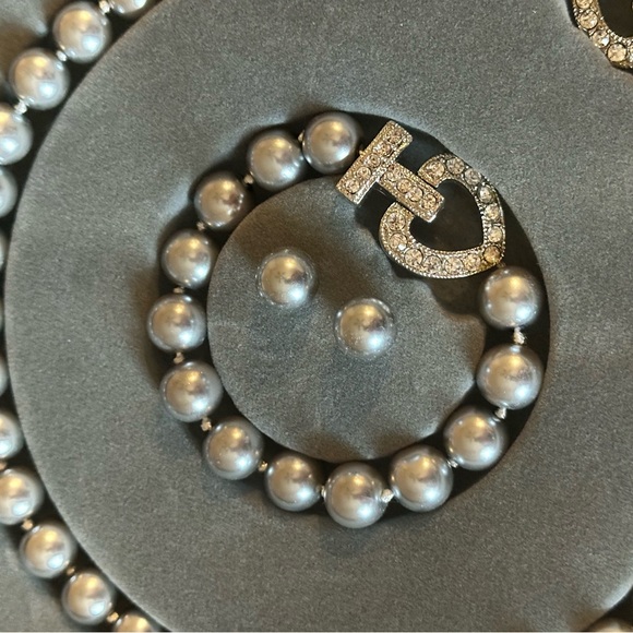 Elegant Silver Pearl Jewelry Set - Picture 5 of 6